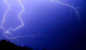 雷から「反物質」が生成されるメカニズム、ついに解明へ 京都大学の研究チームが発表