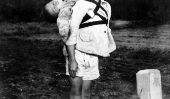 「焼き場に立つ少年」血にじむ唇 米写真家の被爆地記録【原爆投下72年】