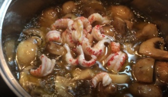 自分で採ってきたザリガニでアヒージョ作ったら美味かった!!!
