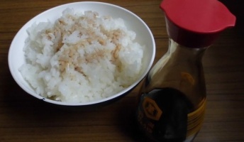 友達「醤油ご飯うまいぞ」ワイ「ファーwwwそんなの食ってるのお前だけやで」