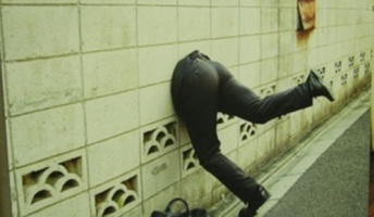 壁にぶつかり続ければ低確率ですり抜けることができるらしい