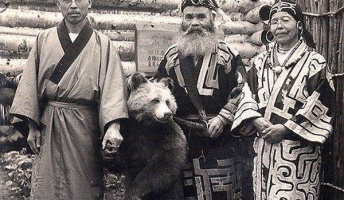 【画像】昔のアイヌ人、ヒグマを普通にペットとして使役していた