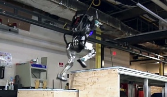 【動画】ボストン・ダイナミックス社のロボット、中に人が入ってるレベルになる