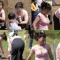 人妻ギャルが街中でみせる胸ちら やパンチラ画像がエロいです!