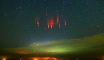 【驚愕】雷雲から宇宙へ、一瞬の光 「スプライト」現象を撮影