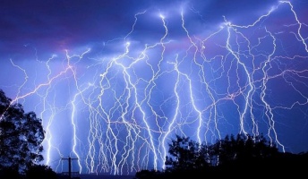 【画像】雷とかいう未だによく分からない自然現象『カタトゥンボの雷』『球電現象』