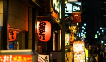 店の裏口でスカートはいてない女の子拾ったんだけど…