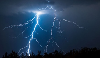 雷から「反物質」、身近な場所での発見に研究者も驚き 京大など世界初観測