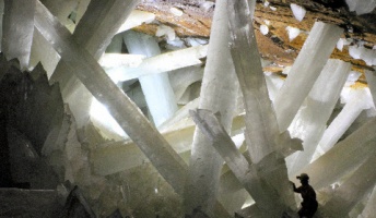 これ魔法で戦った跡だよね?メキシコの洞窟で輝く巨大結晶の成長過程を測定