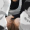 人妻ギャルが街中でみせる胸ちら やパンチラ画像がエロいです!