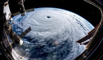 宇宙から見える「巨大な渦」 台風24号が台湾・沖縄方面へ