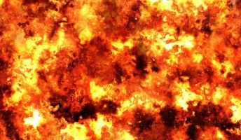旧芝離宮恩賜庭園の紅葉をライトアップした結果が爆発にしか見えない
