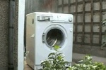 回ってる洗濯機に石を投げ込んだら・・・
