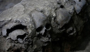 アステカ時代の遺跡で「頭蓋骨の塔」発掘!これまでの定説を覆す発見も