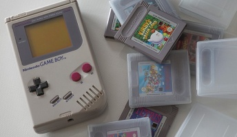 白黒ゲームボーイ世代「あかん…電池が切れそうや…せや、音を消して画面濃度最大に!」