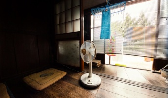 扇風機「そろそろ秋ですねぇ」