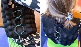 ADHDの子どもを落ち着かせるため、200校の学校が重い“砂入りベスト”の着用を採用