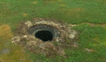 シベリアで巨大クレーター続々、成因に新説 氷塊に押さえつけられていたガスが爆発か