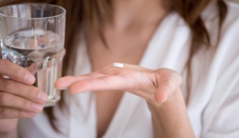 (追記あり)薬を“人前で飲む”のはマナー違反? ネット上で物議…マナー講師の見解はこれ→