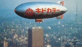 昭和のデパートはいっぱいアドバルーン上げて、それ見て客集まったんだぜ