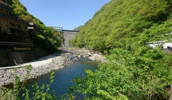 ダム下の温泉に浸かりにきたよ(画像あり)