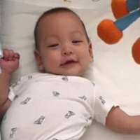 ベッドの上でご機嫌なビビアン息子