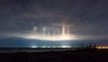 幻想的な光の柱が北海道の空に出現！ある特定条件のもとで見られる「漁火光柱」が観測され話題に