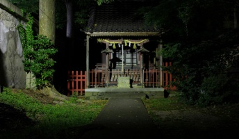 『白蛇と湖の祠』『お稲荷さんのよだれかけ』『カラスのカー君』他 寺社にまつわるオカルト