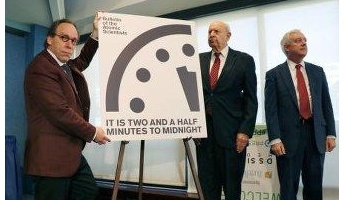 「終末時計」、1分進み残り3分に 滅亡に近づく 「原子力が地球を壊す。人々は原発に賛成しない」