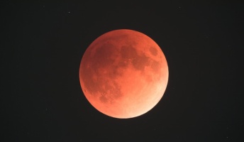 昨晩の”皆既月食”の様子が撮影実況される!その時の写真スレがこちら