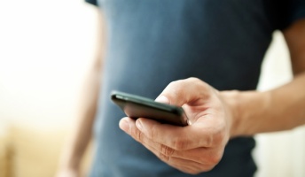 長時間スマホで「IT眼症」…目の疲れ・頭痛・不眠、小中学生も多く