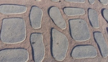 この画像見て!石が浮いてる派or石がへこんでる派に分かれるらしい