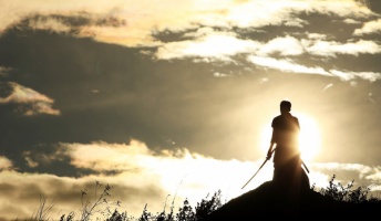 江戸時代って武士は4時頃勤めに来て12時頃仕事終わってた様だな