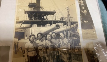 【画像】ひいばあちゃんの戦時中の写真出てきたんだがこの戦艦分かる奴いる?