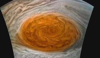 怖すぎ…木星の「巨大な赤斑」を探査機が間近で捉えた─画像データをNASAが公開