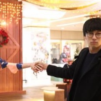 森祐介"リア充風"セルカ棒を楽しむ