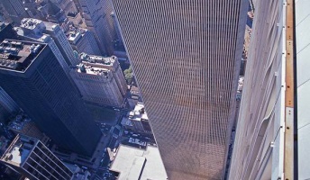 911で貿易センタービルから飛び降りた奴らの目線ってこんな感じやろか・・・