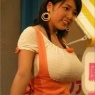 おっぱいで服がはちきれそう…！