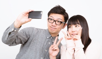 ピースサインは危険!!“指紋”が盗まれる…3メートル離れて撮影でも読み取り可能