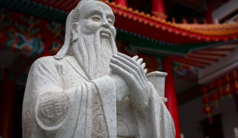 孔子「賢い人は物事の原因を自分に求める。馬鹿は他人に求める」