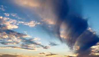 【空から巨大なドリル】吊るし雲の一種か 佐賀などで巨大な渦巻く雲の目撃相次ぐ