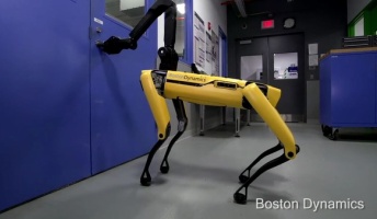 【動画】ボストンダイナミックの四足歩行ロボットがついにドアを開ける! 次の進化はなんだと思う?