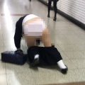 【衝撃】JKが駅でパンツ丸見えになるトラブル!