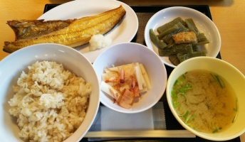 刑務所で出される飯を再現した定食wwwwwwwwwww