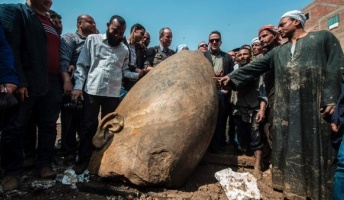 エジプトで3000年前の巨大像を発見 ラムセス2世か