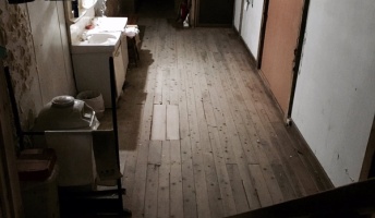 【非日常感】今泊まってる宿がボロすぎて、まるで廃墟探検のような雰囲気がいい感じ