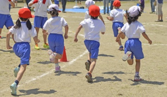 小学生4年の頃の運動会で昼ご飯の時にぼっちの女子が居てさ