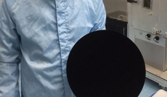 世界で最も黒い物質のスプレーが開発される(画像あり)