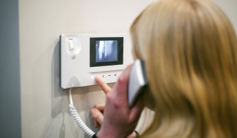 若者は「インターホン恐怖症」、その理由とは・・・