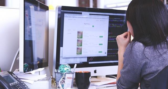 仕事を頑張るフリーターのセミリタイア イメージ画像